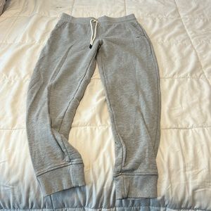 Like new- vineyard Vines sweat pants taper-leg size small